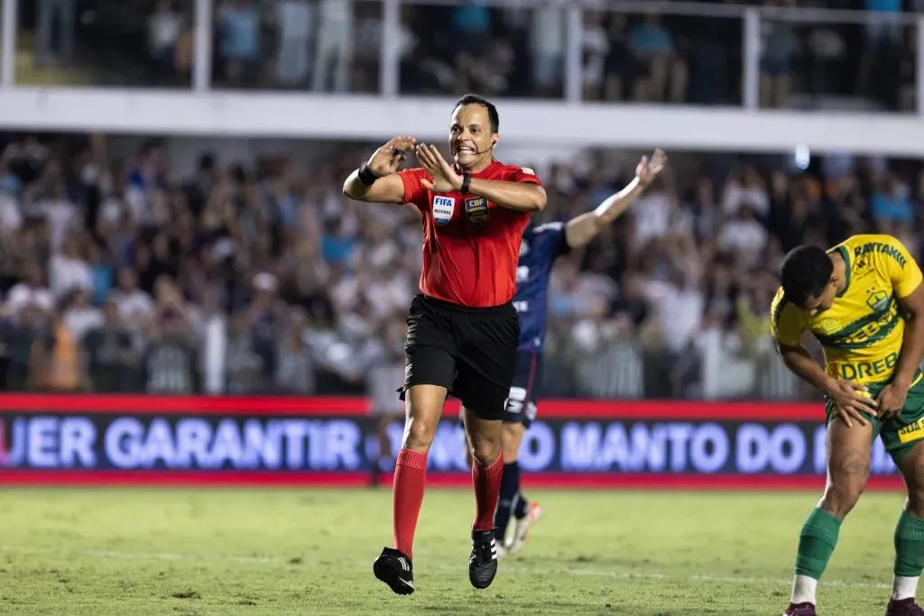 Foto: Abner Dourado/AGIF – Savio Pereira Sampaio foi o árbitro de Santos x Cuiabá