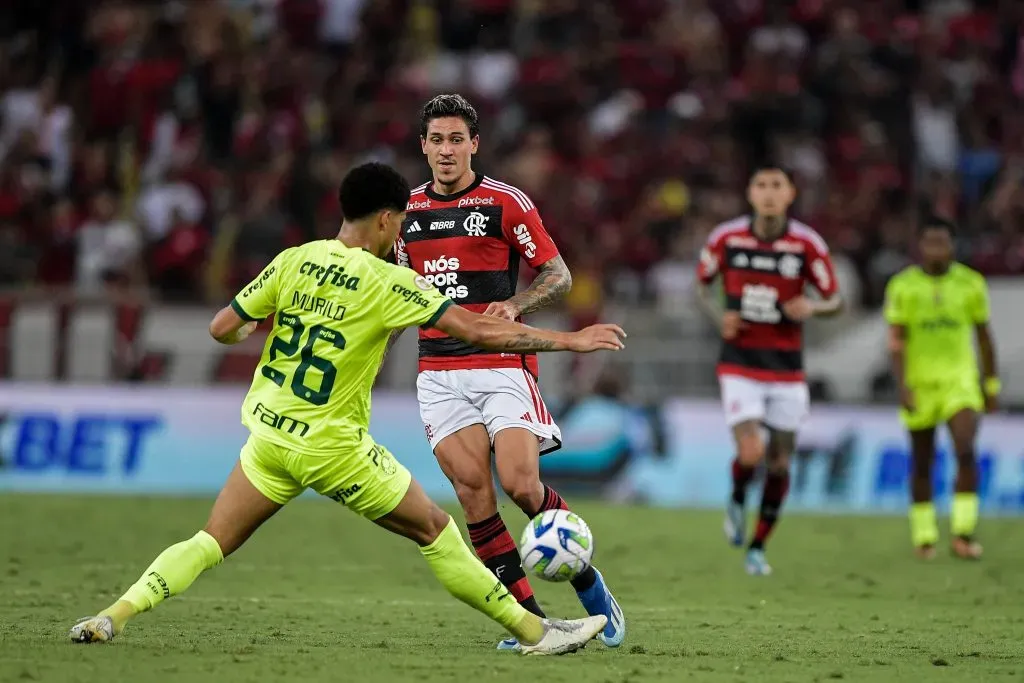 Pedro jogador do Flamengo disputa lance com Murilo jogador do Palmeiras durante partida no estádio Maracanã pelo campeonato Brasileiro A 2023. Foto: Thiago Ribeiro/AGIF