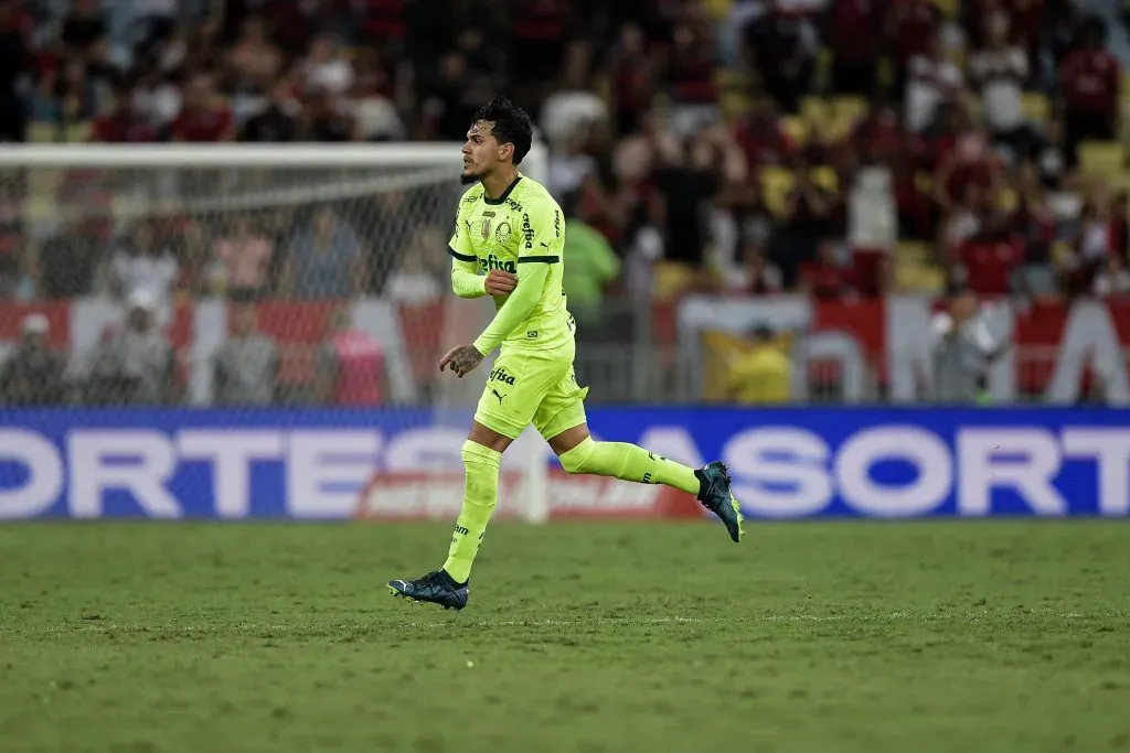 Gustavo Gómez, jogador do Palmeiras, recebe cartão vermelho do árbitro durante partida contra o Flamengo no estádio Maracanã pelo campeonato Brasileiro 2023. Foto: Thiago Ribeiro/AGIF