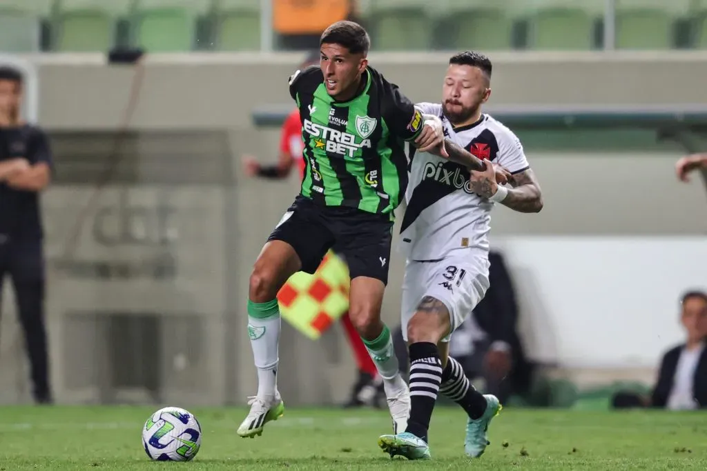 MG – BELO HORIZONTE – 25/09/2023 – BRASILEIRO A 2023, AMERICA-MG X VASCO – Breno jogador do America-MG disputa lance com Rossi jogador do Vasco durante partida no estadio Independencia pelo campeonato Brasileiro A 2023. Foto: Gilson Lobo/AGIF