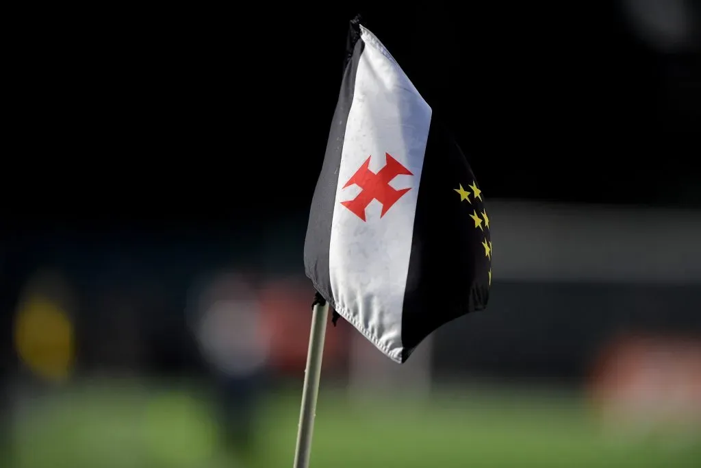 A bandeira de escanteio vista antes da partida entre Vasco e Botafogo. Foto: Thiago Ribeiro/AGIF