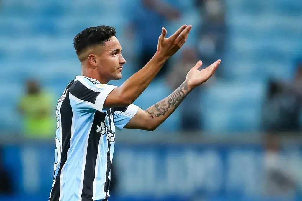 Jhonata Robert jogador do Gremio comemora seu gol durante partida contra o Sao Paulo no estadio Arena do Gremio pelo campeonato Brasileiro A 2021. Foto: Pedro H. Tesch/AGIF