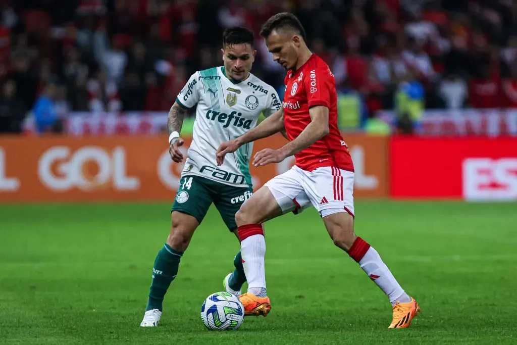 Rene jogador do Internacional disputa lance com Artur jogador do Palmeiras durante partida no estadio Beira-Rio pelo campeonato Brasileiro A 2023.  Maxi Franzoi/AGIF