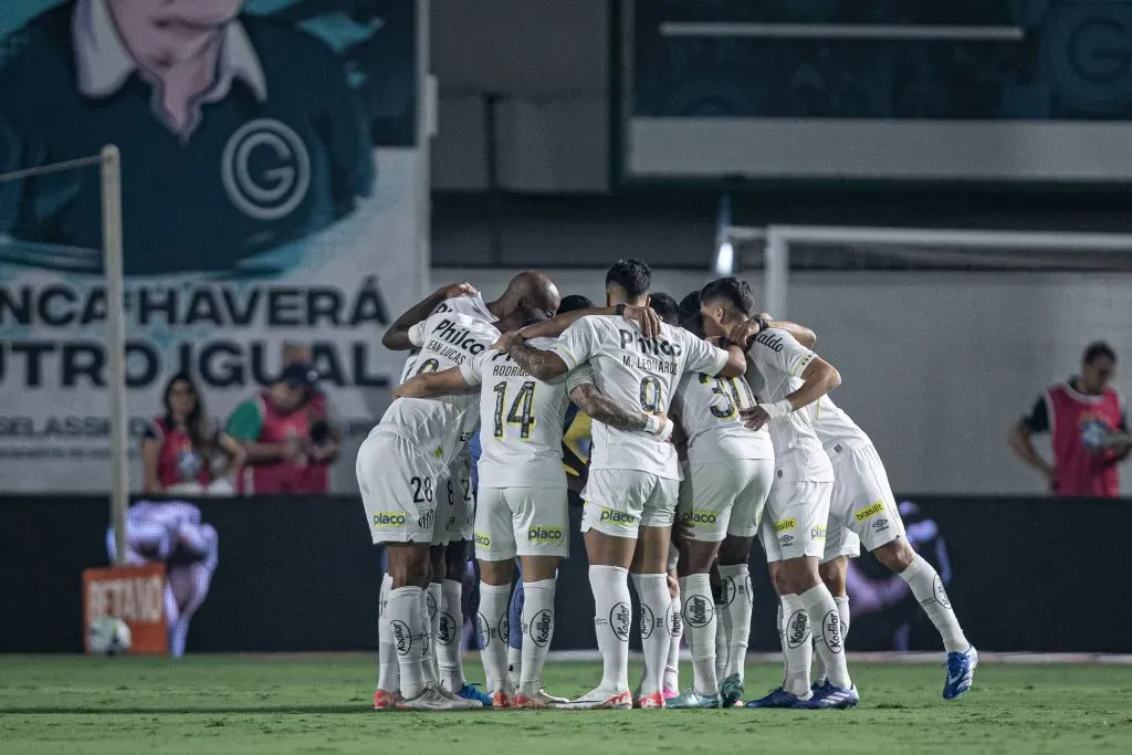 Jogadores do Santos durante partida contra o Goiás pelo Brasileiro. Foto: Heber Gomes/AGIF