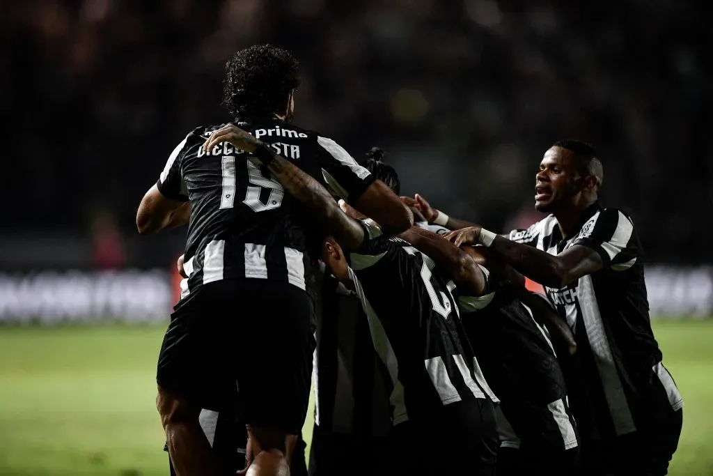 Elenco do Botafogo comemorando gol na partida contra o Grêmio pelo Brasileiro. Foto: Thiago Ribeiro/AGIF