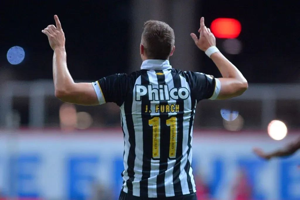 Julio Furch, jogador do Santos comemora seu gol durante partida contra o Bahia no estadio Arena Fonte Nova pelo campeonato Brasileiro A 2023. Foto: Walmir Cirne/AGIF