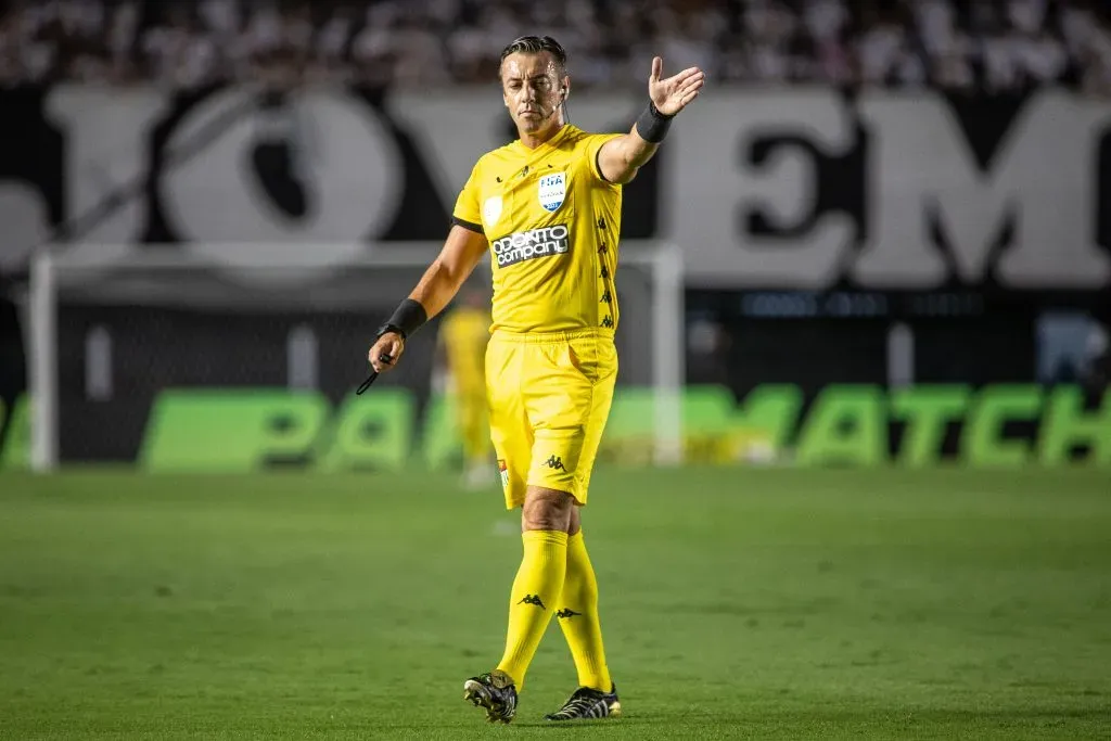 Raphael Claus durante partida do Santos na Vila Belmiro – Foto: Abner Dourado