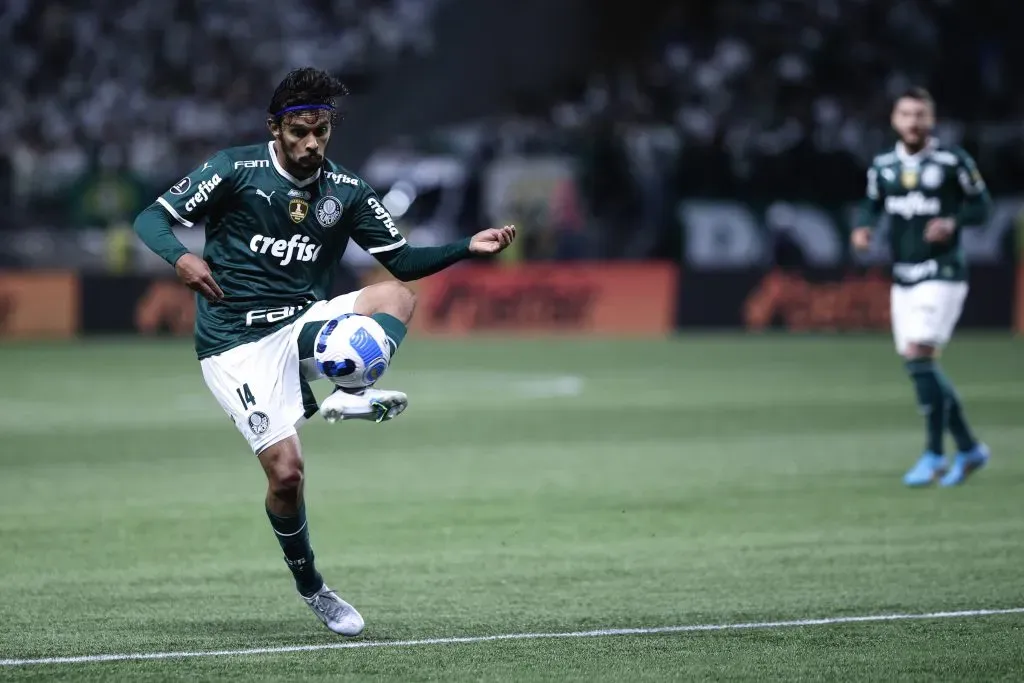 Gustavo Scarpa jogador do Palmeiras durante partida contra o Atletico Mineiro pela Copa Libertadores 2022. Foto: Ettore Chiereguini/AGIF