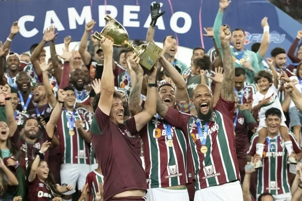 Fernando Diniz e jogadores do Fluminense levantam a taça do Carioca após vitória em cima do Flamengo. Foto: Jorge Rodrigues/AGIF