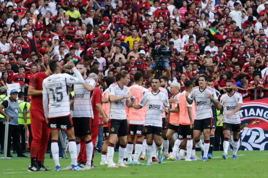 Pedro comemora o gol contra o Fortaleza com os jogadores do elenco do Flamengo. Foto: Lucas Emanuel/AGIF