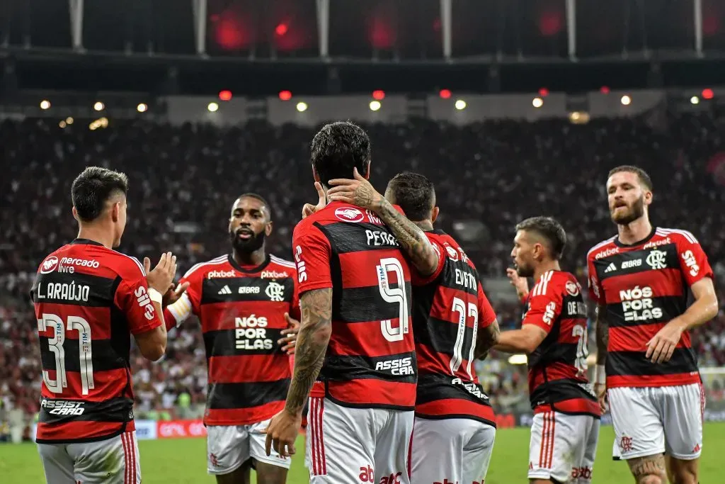 Pedro, jogador do Flamengo, comemora seu gol com jogadores do seu time durante partida contra o Palmeiras no estádio Maracanã pelo campeonato Brasileiro A 2023. Foto: Thiago Ribeiro/AGIF