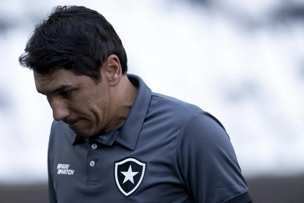 Lúcio Flávio, técnico do Botafogo, está preocupado e tem a missão de barrar o mínimo vacilo da equipe do Glorioso – Foto: Jorge Rodrigues/AGIF