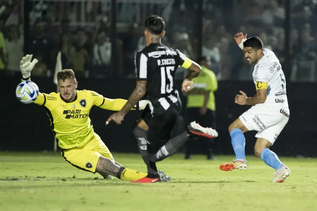 Luis Suarez jogador do Grêmio chuta para marcar seu gol durante partida contra o Botafogo no estadio Sao Januario pelo campeonato Brasileiro A 2023. Jorge Rodrigues/AGIF