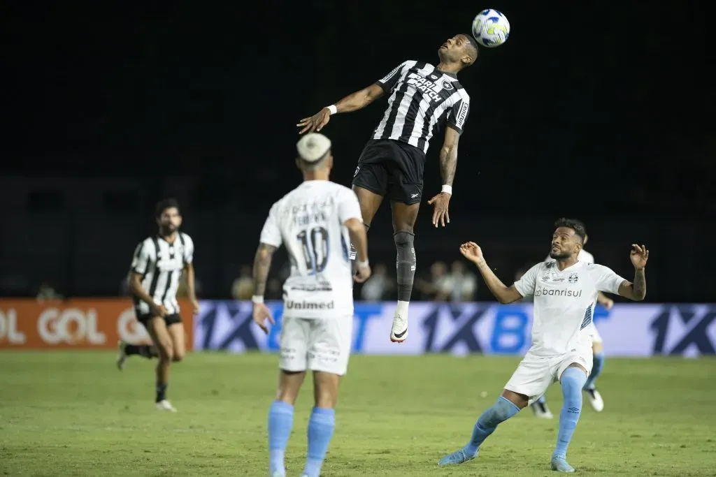 Junior Santos disputa bola contra os jogadores do Grêmio. Foto: Jorge Rodrigues/AGIF