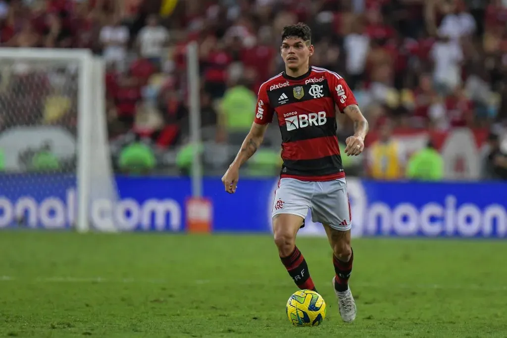 Foto: Thiago Ribeiro/AGIF – Ayrton Lucas vai para o banco do Flamengo