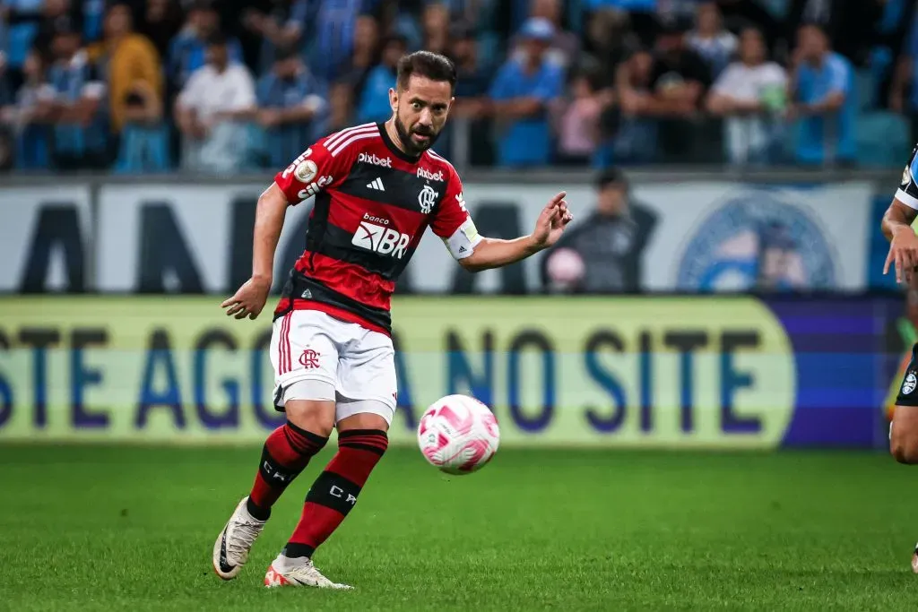 Everton Ribeiro segue na mira do Fluminense Foto: Maxi Franzoi/AGIF