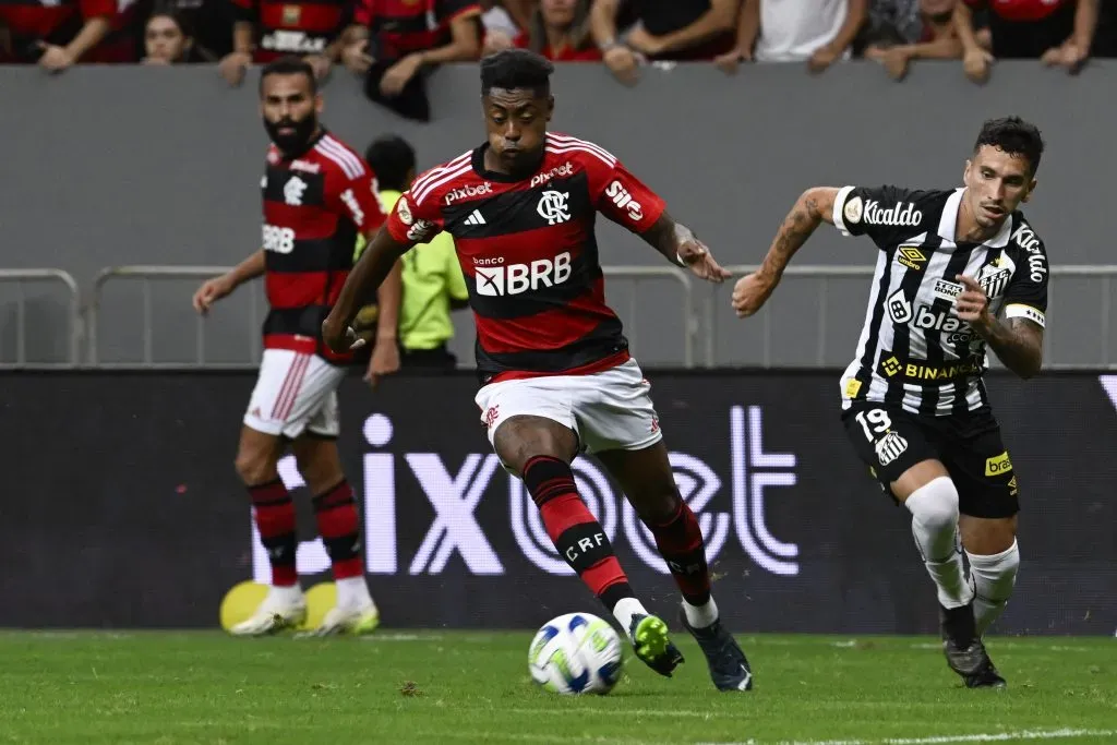 Bruno Henrique contra o Santos- Foto: Mateus Bonomi/AGIF