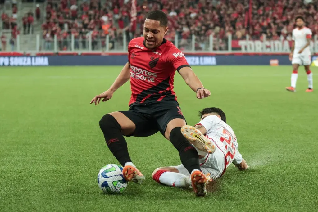 Vitor Roque sofrendo lesão contra o Internacional.  Foto: Robson Mafra/AGIF