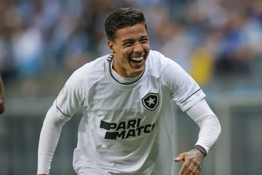 Carlos Alberto jogador do Botafogo comemora seu gol durante partida contra o Gremio. Foto: Pedro H. Tesch/AGIF