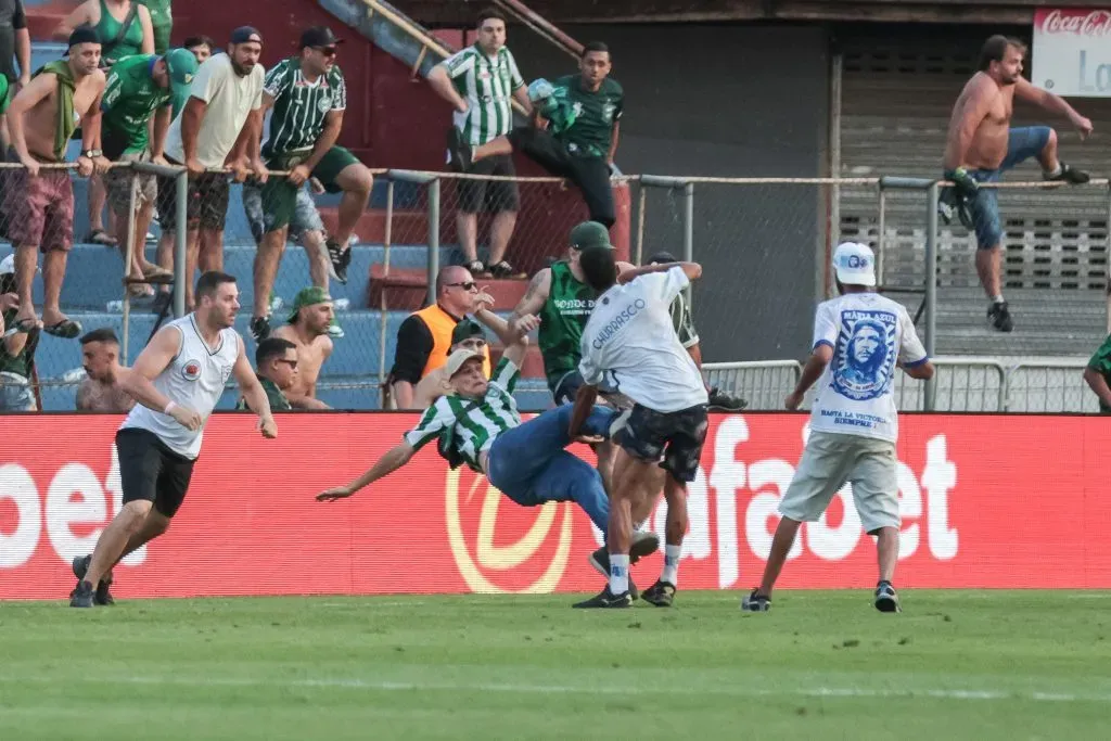 Foto: Robson Mafra/AGIF – Briga entre torcedores do Cruzeiro e do Coritiba