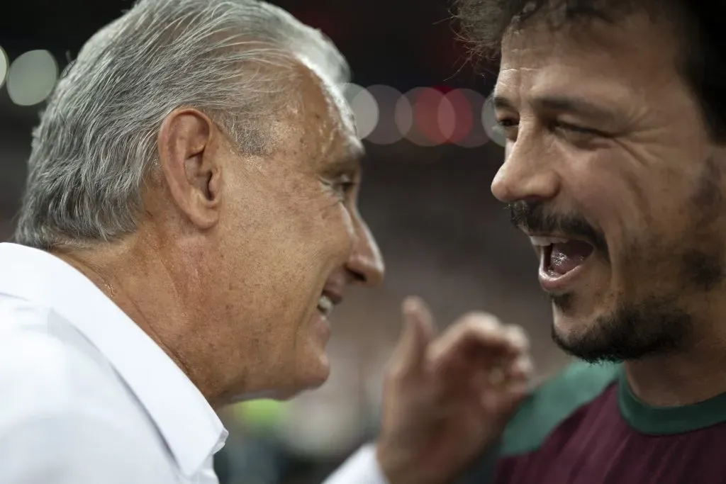 Tite tecnico do Flamengo cumprimenta Fernando Diniz tecnico do Fluminense antes da partida no estadio Maracana pelo campeonato Brasileiro A 2023. Jorge Rodrigues/AGIF