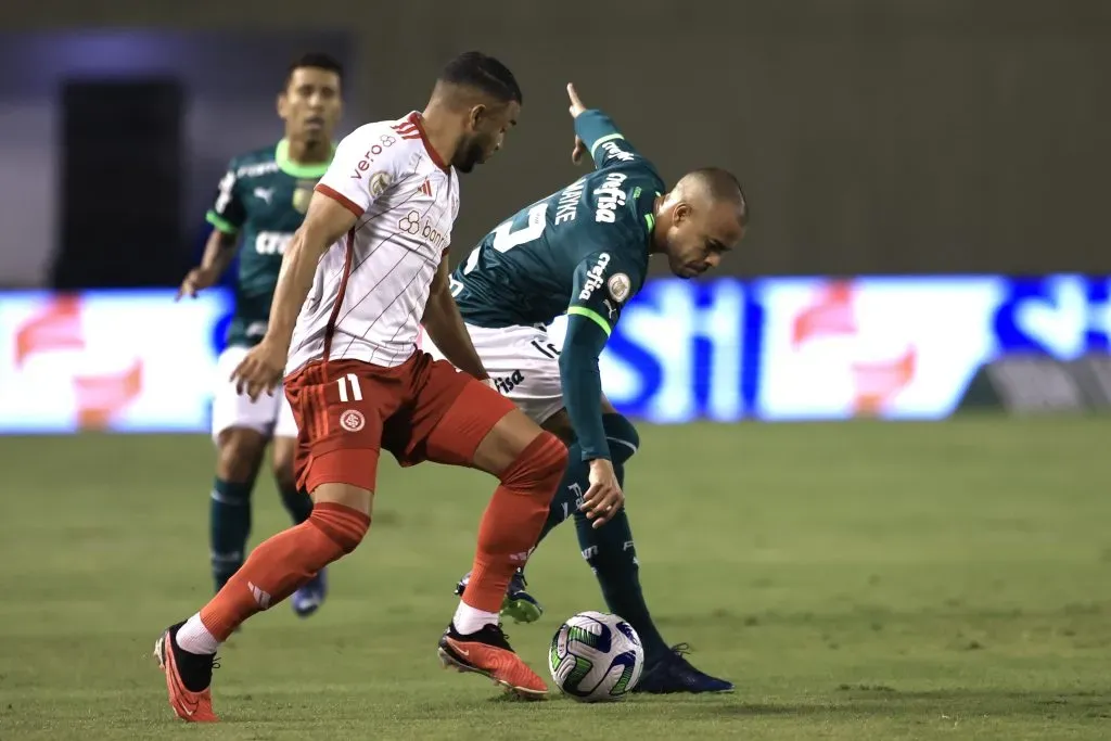 Mayke jogador do Palmeiras durante partida contra o Internacional no estadio Arena Barueri pelo campeonato Brasileiro A 2023. Foto: Marcello Zambrana/AGIF