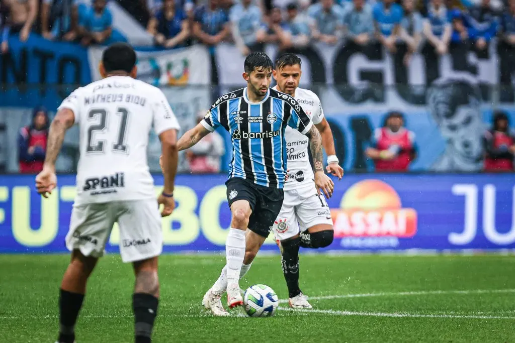 Grêmio X Corinthians teve polêmica em lance de possível pênalti –  Foto: Maxi Franzoi/AGIF