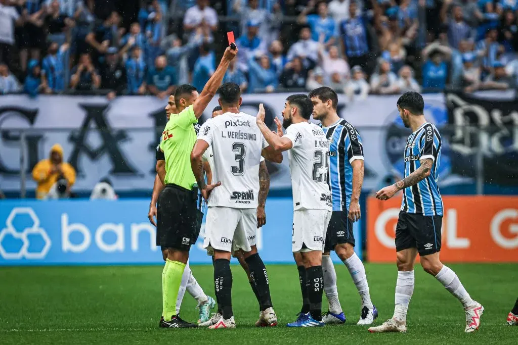 Bruno Méndez foi expulso logo na sequência do lance – Foto: Maxi Franzoi/AGIF.