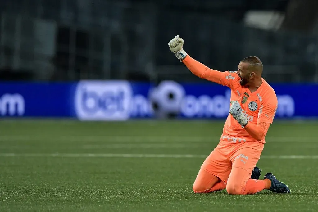 Weverton comemora pênalti defendido contra o Botafogo. Para Marcos, o lance foi determinante para virada de chave no Verdão – Foto: Thiago Ribeiro/AGIF