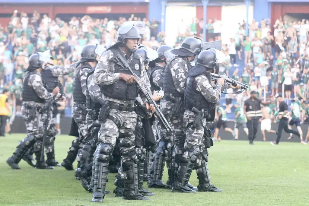 Invasao de torcedores durante partida no estadio Durival de Britto pelo campeonato Brasileiro A 2023. Gabriel Machado/AGIF