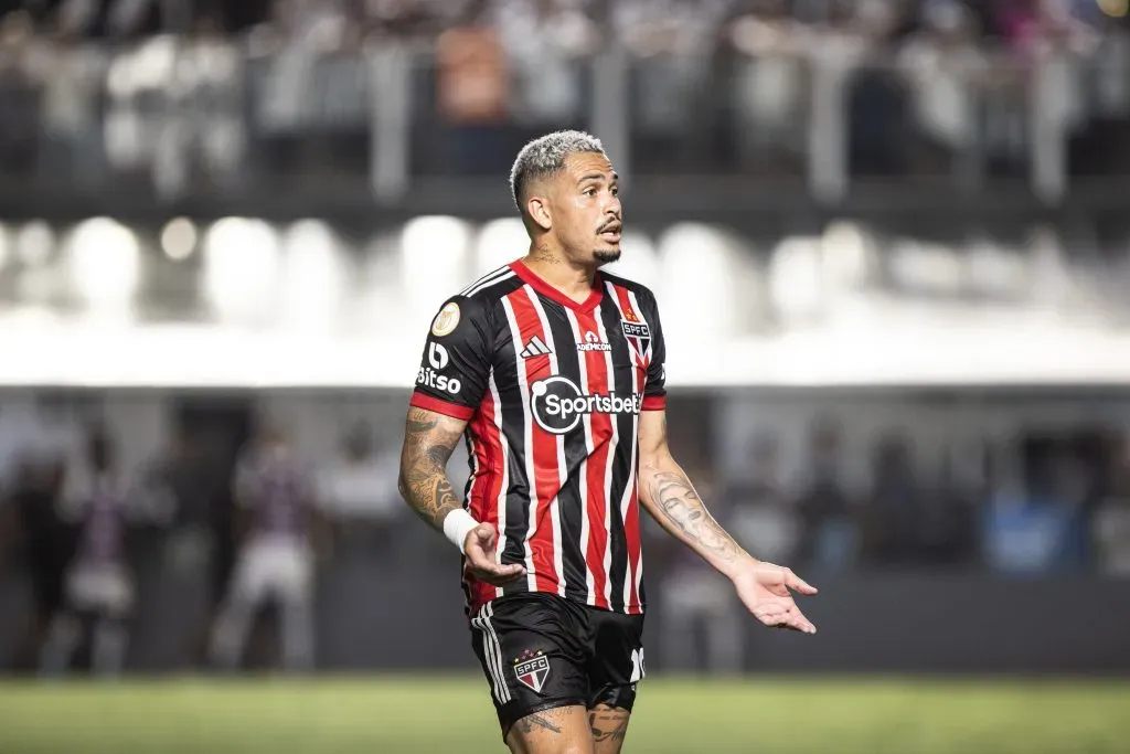 Luciano jogador do Sao Paulo reclama com a arbitragem durante partida contra o Santos no estAdio Vila Belmiro pelo campeonato Brasileiro A 2023. Abner Dourado/AGIF