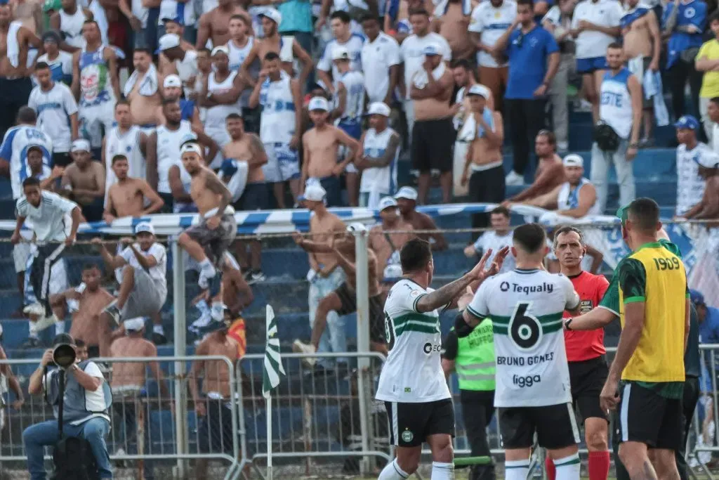 Momento que torcedores invadem o campo. Foto: Robson Mafra/AGIF