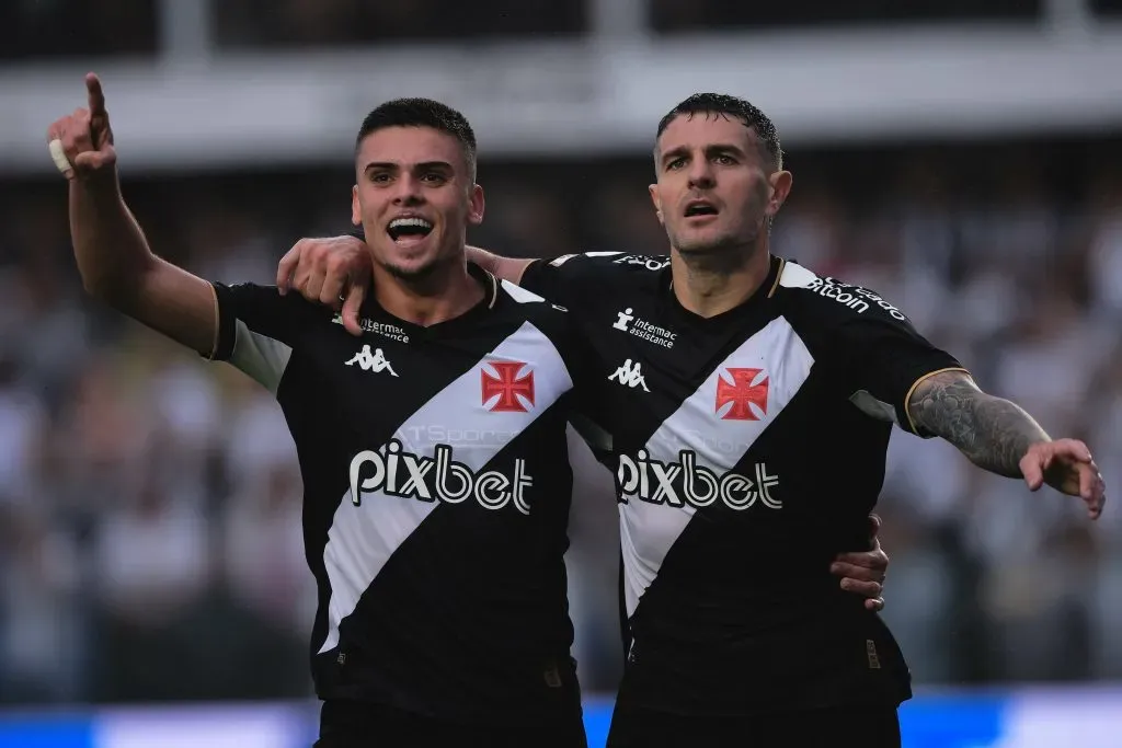 Vegetti e Gabriel Pec, jogadores do Vasco - Foto: Ettore Chiereguini/AGIF