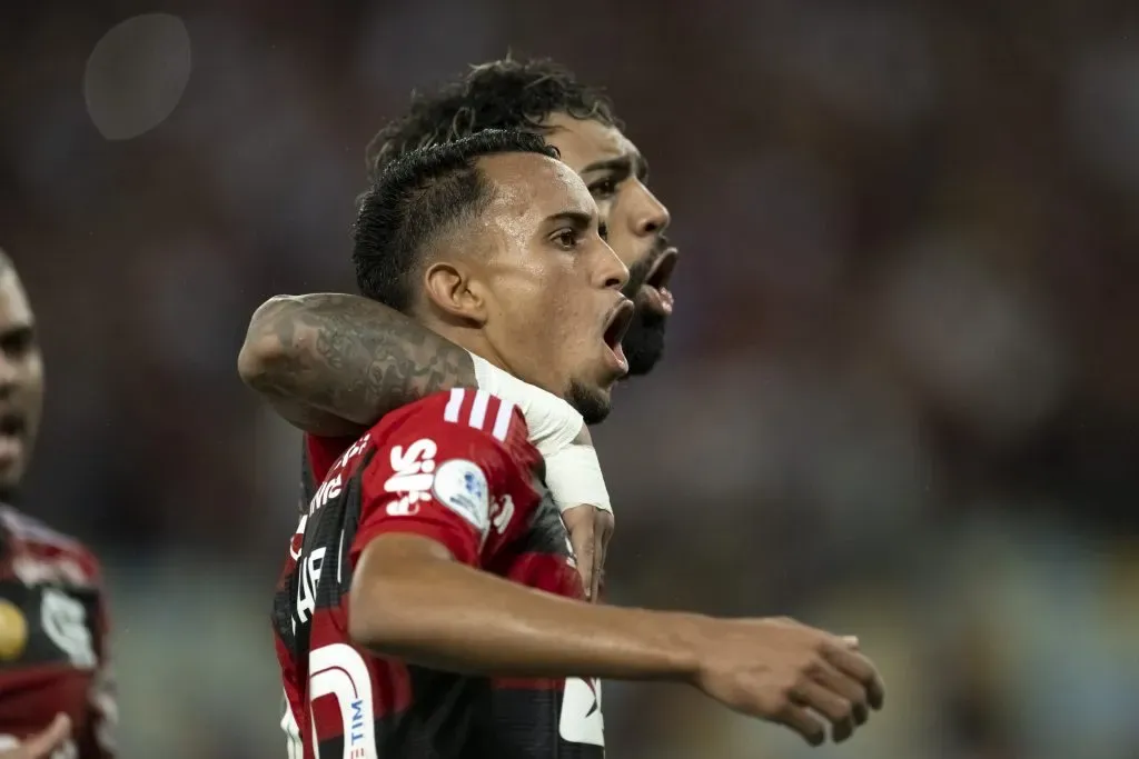 Matheus Goncalves e Gabi jogadores do Flamengo durante partida contra o Independiente del Valle – Foto: Jorge Rodrigues/AGIF