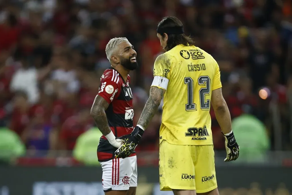 Gabriel Barbosa, do Flamengo, conversa com Cássio, goleiro do Corinthians, durante partida entre Flamengo e Corinthians pelo Brasileirão 2023. (Photo by Wagner Meier/Getty Images)