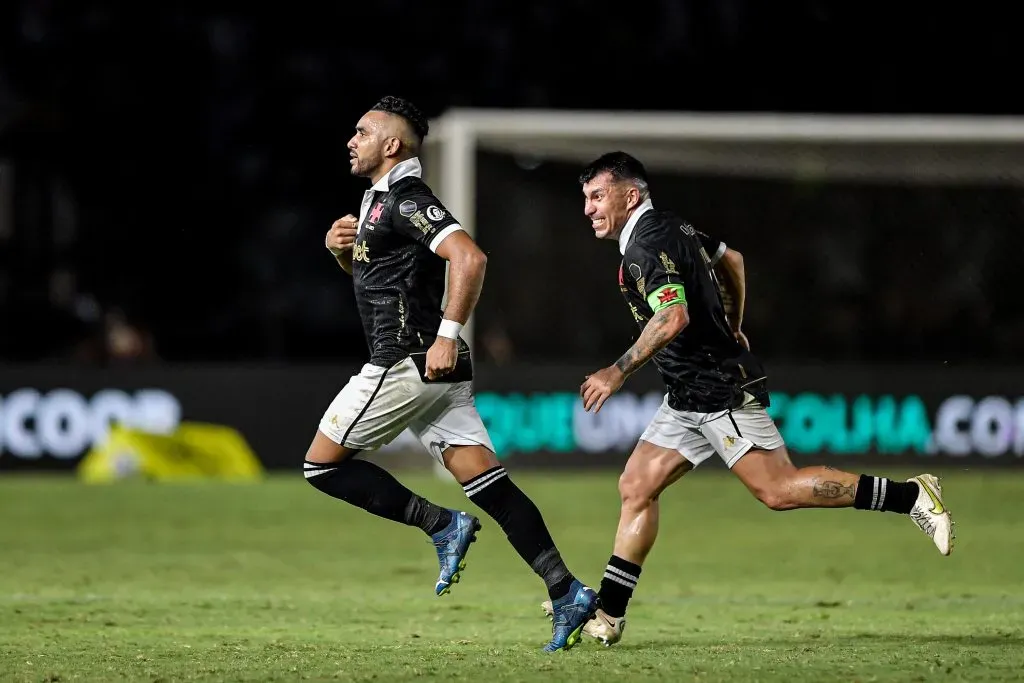 Payet corre para comemorar seu belo gol de falta, que garantiu a vitória sobre o América-MG – Foto: Thiago Ribeiro/AGIF