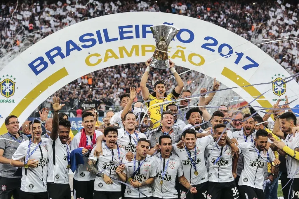 O capitão Cassio do Corinthians ergue a taca de campeão ao final da partida contra o Atletico-MG no estadio Arena Corinthians pelo campeonato Brasileiro A 2017. Ale Cabral/AGIF