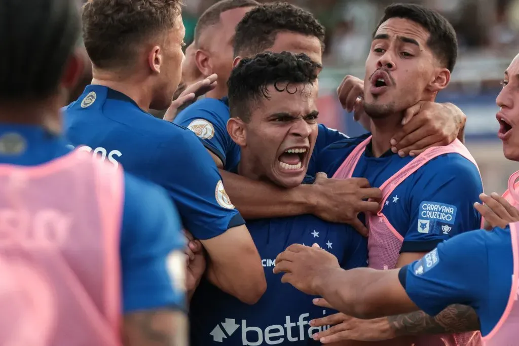 Bruno Rodrigues jogador do Cruzeiro comemora antes da anulacao do seu gol acompanhado por jogadores do seu time durante partida contra o Coritiba no estadio Durival de Britto pelo campeonato Brasileiro A 2023. Robson Mafra/AGIF