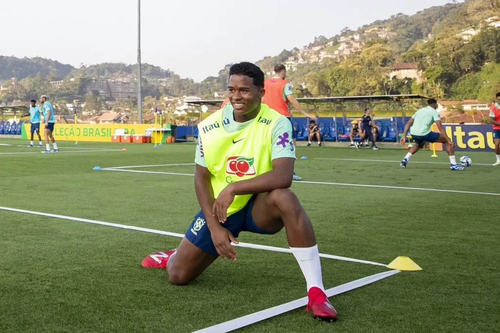 Endrick durante treino da Seleção Brasileira na Granja Comary. Foto: Joilson Marconne / CBF