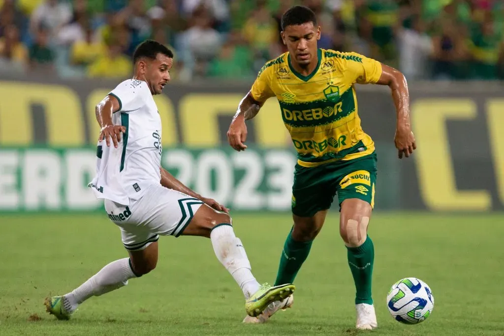 Denílson em ação pelo Cuiabá, o volante é um dos destaques do Brasileirão 2023 – Foto: Gil Gomes/AGIF