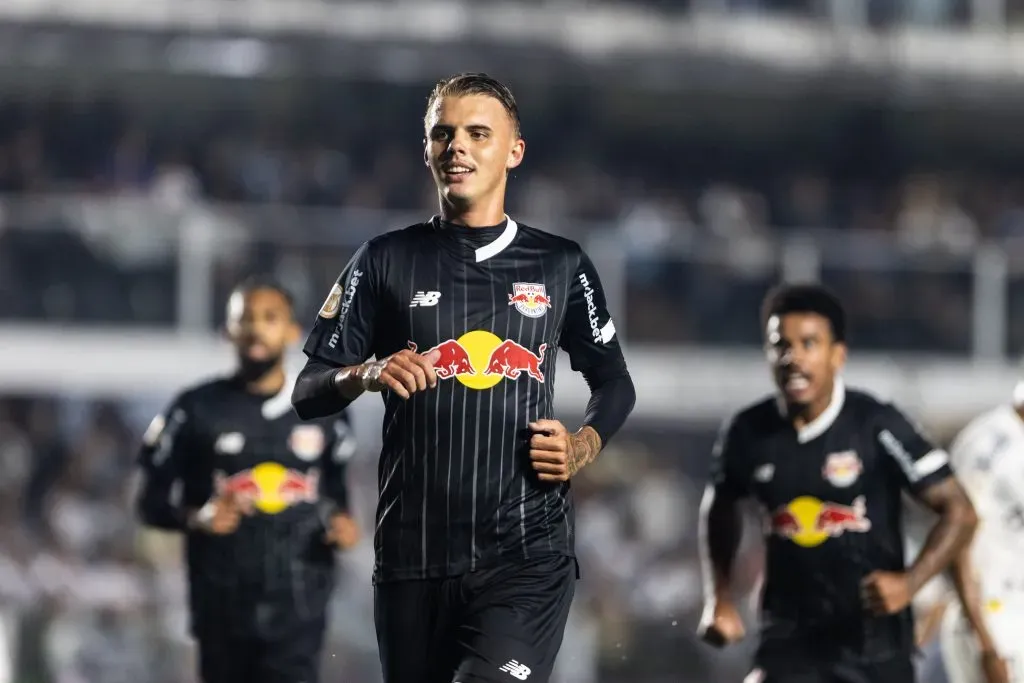 uan Patrick jogador do Bragantino durante partida contra o Santos no estádio Vila Belmiro Foto: Abner Dourado/AGIF