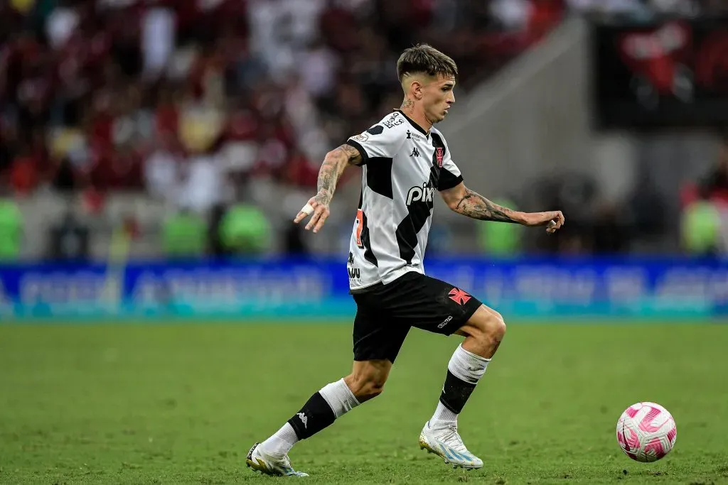 Orellano jogador do Vasco durante partida contra o Flamengo no estadio Maracana pelo campeonato Brasileiro A 2023. Foto: Thiago Ribeiro/AGIF