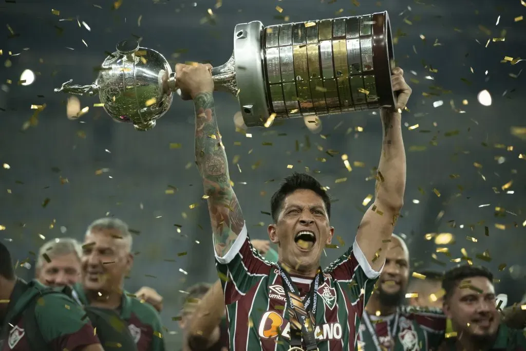 German Cano jogador do Fluminense levanta a taca de campeao durante cerimonia de premiacao ao final da partida contra o Boca Juniors no estadio Maracana pela decisao do campeonato Libertadores 2023. Jorge Rodrigues/AGIF