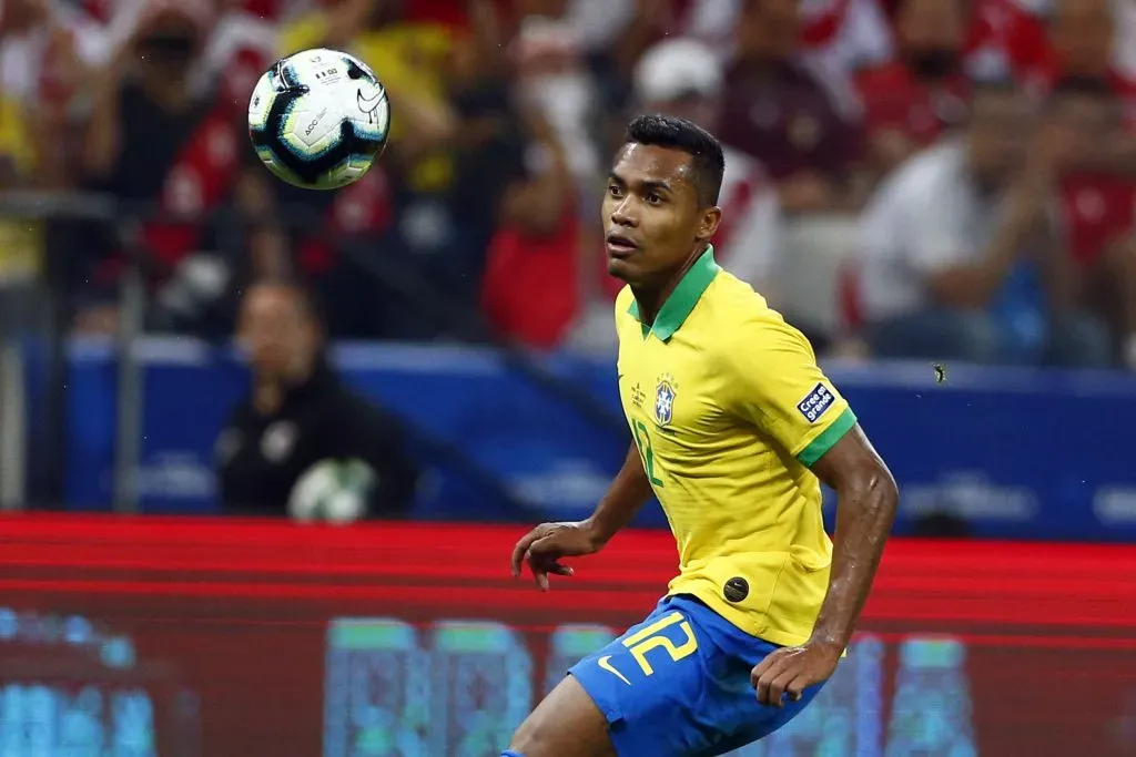 Alex Sandro em ação pela Seleção Brasileira. Marcos Braz pediu um tempo para fechar o negócio – Foto: Thiago Calil/AGIF