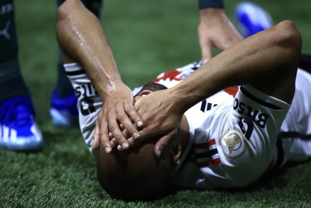 Lucas Moura após se lesionar no Clássico contra o Palmeiras – Foto: Marcello Zambrana/AGIF