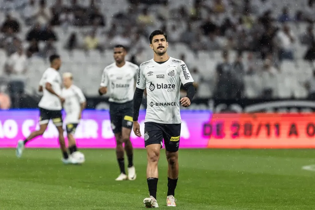 – Joao Basso jogador do Santos durante partida contra o Corinthians no estadio Arena Corinthians pelo campeonato Brasileiro A 2023. Foto: Abner Dourado/AGIF