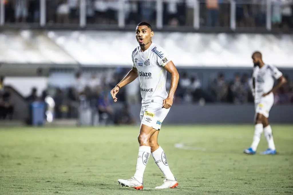 Joaquim jogador do Santos durante partida na Vila Belmiro pelo Brasileiro A 2023. Foto: Abner Dourado/AGIF