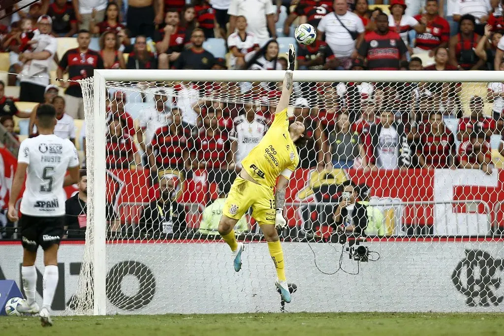 Goleiro Cássio durante defesa em partida pelo Campeonato Brasieliro: Foto: Wagner Meier/Getty Images