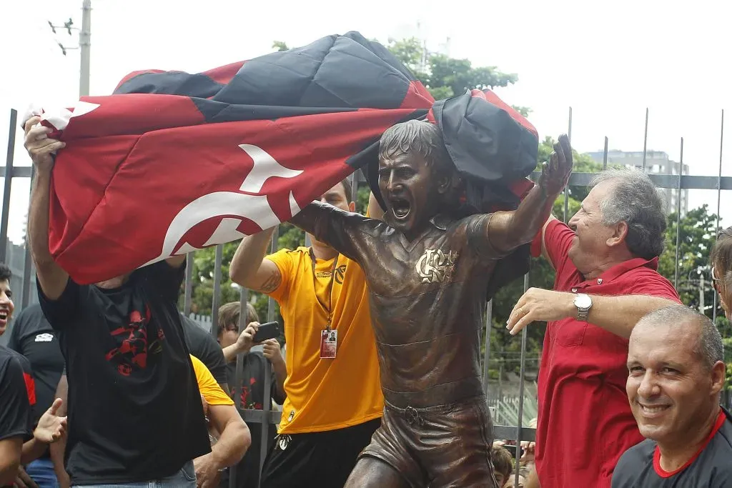 Zico em 2013, sendo homenageado com uma estátua que fica na sede da Gávea. Foto: Wagner Meier/AGIF