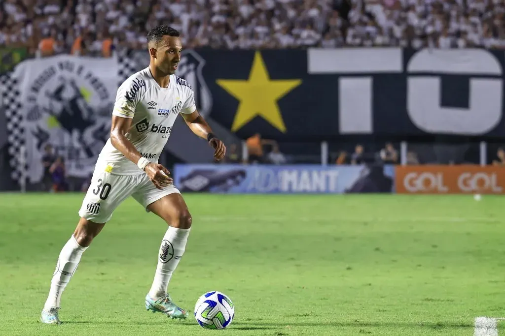 Lucas Braga atuando pelo Santos contra a equipe do São Paulo. Foto: Marcello Zambrana/AGIF